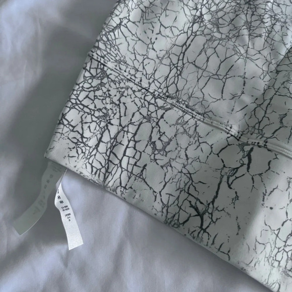 🆕🤍 Lululemon Power Pivot Tank Thread Dye - White Black - Picture 4 of 13